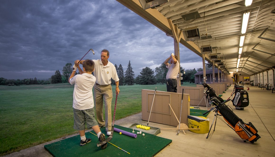 Indoor golf simulator lesson setup